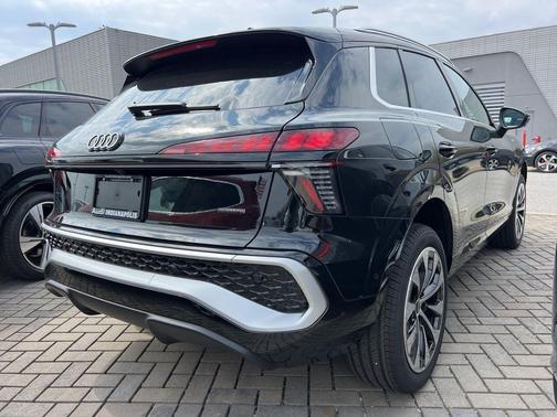 Mythos Black Metallic 2026 Audi Q3 TFSI quattro S tronic