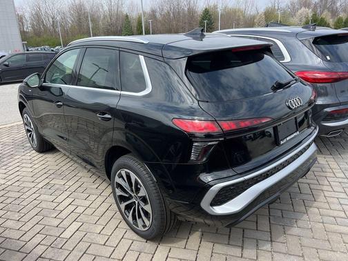 Mythos Black Metallic 2026 Audi Q3 TFSI quattro S tronic