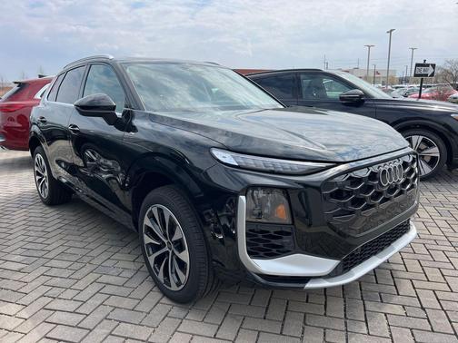 Mythos Black Metallic 2026 Audi Q3 TFSI quattro S tronic