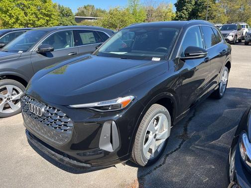 Mythos Black Metallic 2025 Audi Q5 Premium Plus TFSI quattro S tronic