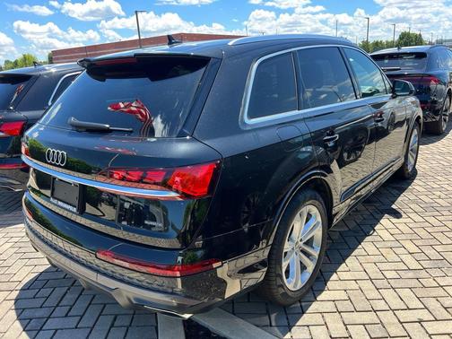 Mythos Black Metallic 2026 Audi Q7 55 Prestige