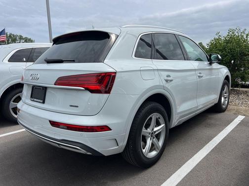 Glacier White Metallic 2024 Audi Q5 40 Premium