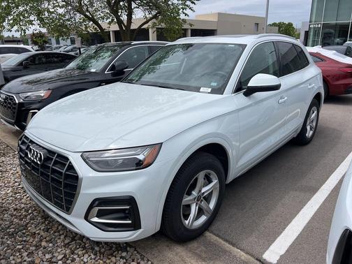 Glacier White Metallic 2024 Audi Q5 40 Premium