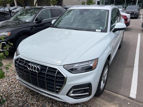 Glacier White Metallic 2024 Audi Q5 40 Premium