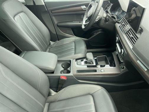 Glacier White Metallic 2024 Audi Q5 40 Premium
