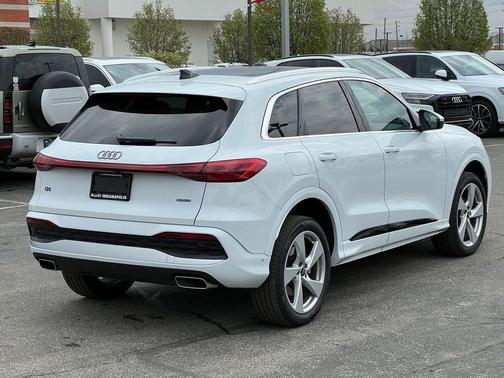 Glacier White Metallic 2025 Audi Q5 Premium Plus TFSI quattro S tronic