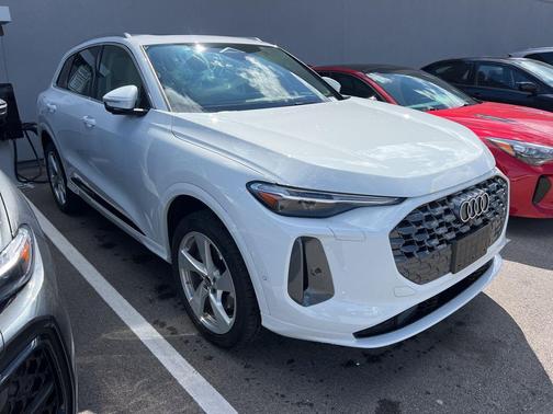 Glacier White Metallic 2025 Audi Q5 Premium Plus TFSI quattro S tronic