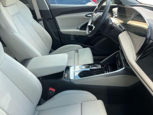 Glacier White Metallic 2025 Audi Q5 Premium Plus TFSI quattro S tronic