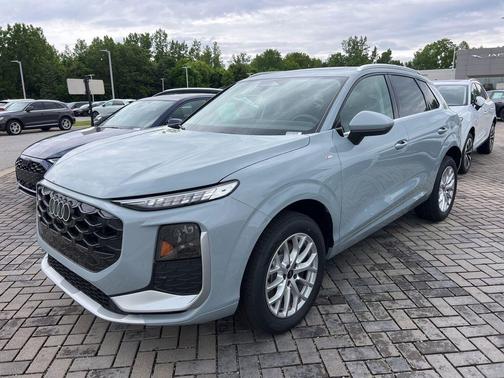 Arrow Gray Pearl Effect 2026 Audi Q3 TFSI quattro S tronic