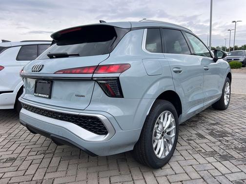 Arrow Gray Pearl Effect 2026 Audi Q3 TFSI quattro S tronic