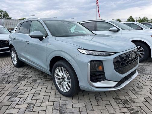 Arrow Gray Pearl Effect 2026 Audi Q3 TFSI quattro S tronic