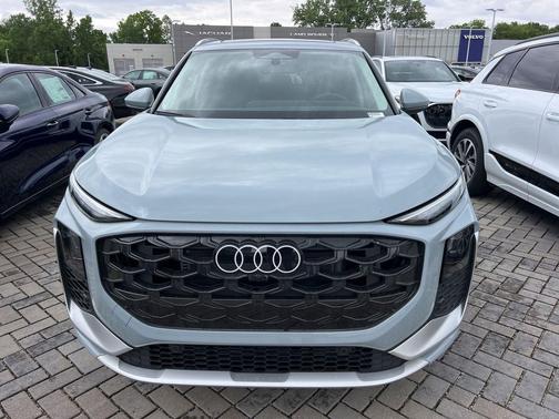 Arrow Gray Pearl Effect 2026 Audi Q3 TFSI quattro S tronic