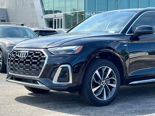 Mythos Black Metallic 2023 Audi Q5 45 S line Premium Plus