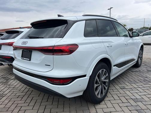 Glacier White Metallic 2027 Audi Q6 e-tron Premium