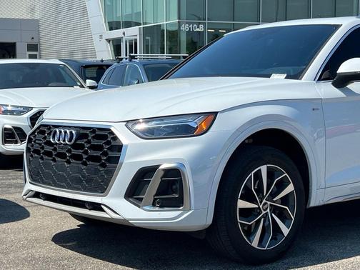Glacier White Metallic 2023 Audi Q5 45 S line Premium Plus