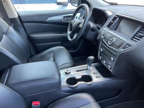 2017 Nissan Pathfinder SL
