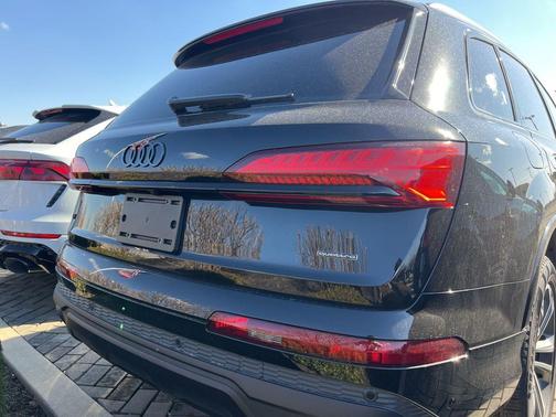Mythos Black Metallic 2026 Audi Q7 45 Premium