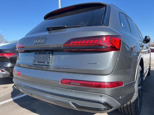 2023 Audi Q7 45 Premium Plus