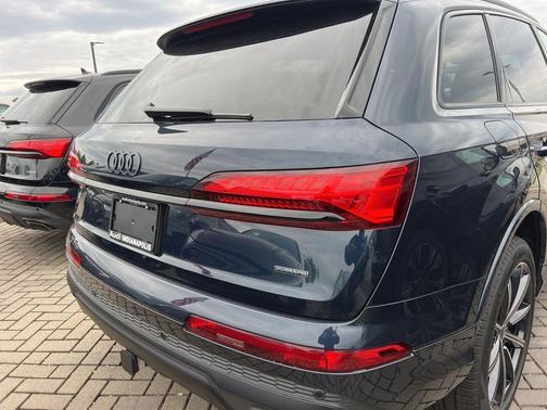Waitomo Blue Metallic 2026 Audi Q7 45 Premium Plus