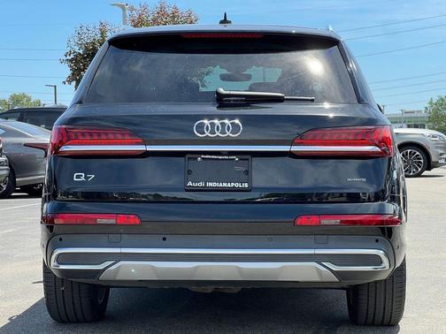Mythos Black Metallic 2023 Audi Q7 55 Premium Plus