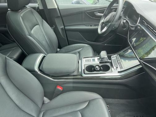 Mythos Black Metallic 2023 Audi Q7 55 Premium Plus