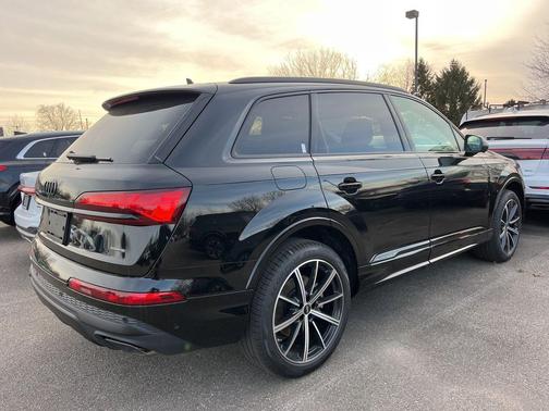 Mythos Black Metallic 2026 Audi Q7 45 Premium Plus