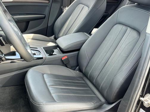 Mythos Black Metallic 2023 Audi Q5 45 S line Premium