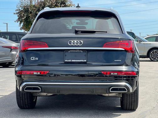 Mythos Black Metallic 2023 Audi Q5 45 S line Premium