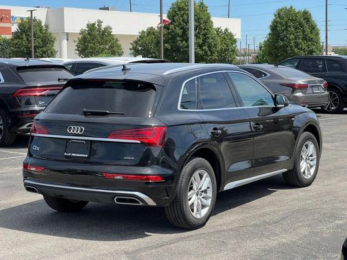 Mythos Black Metallic 2023 Audi Q5 45 S line Premium