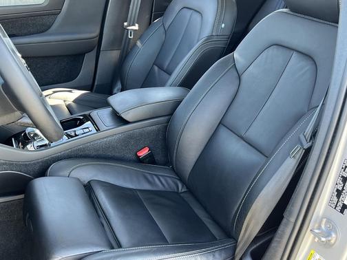 2024 Volvo XC40 B5 Plus Bright Theme