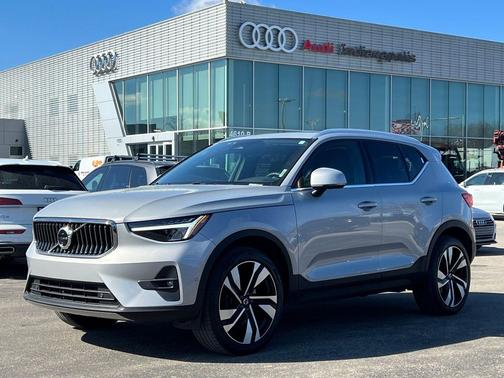 2024 Volvo XC40 B5 Plus Bright Theme