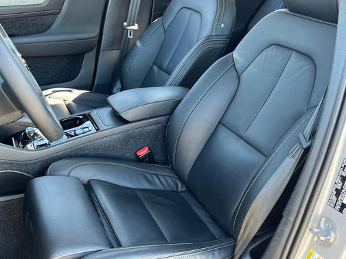 2024 Volvo XC40 B5 Plus Bright Theme