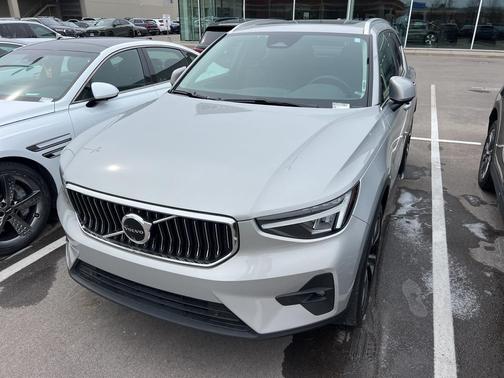 2024 Volvo XC40 B5 Plus Bright Theme