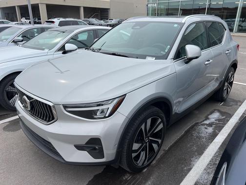 2024 Volvo XC40 B5 Plus Bright Theme