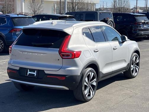 2024 Volvo XC40 B5 Plus Bright Theme