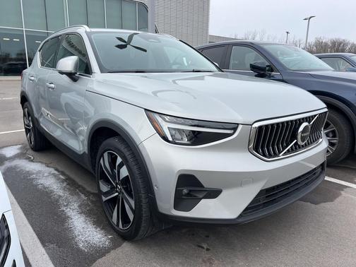 2024 Volvo XC40 B5 Plus Bright Theme