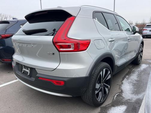 2024 Volvo XC40 B5 Plus Bright Theme