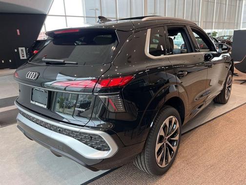 Mythos Black Metallic 2026 Audi Q3 TFSI quattro S tronic