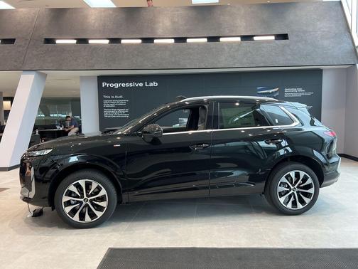 Mythos Black Metallic 2026 Audi Q3 TFSI quattro S tronic