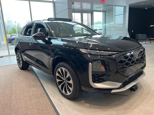 Mythos Black Metallic 2026 Audi Q3 TFSI quattro S tronic