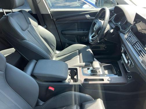 Mythos Black Metallic 2024 Audi Q5 45 S line Premium