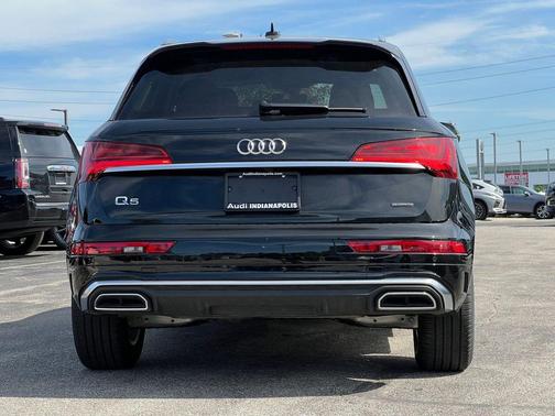 Mythos Black Metallic 2024 Audi Q5 45 S line Premium