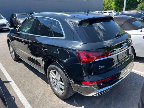 Mythos Black Metallic 2024 Audi Q5 45 S line Premium
