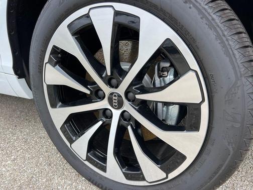 Glacier White Metallic 2026 Audi Q3 TFSI quattro S tronic