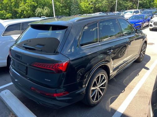 Mythos Black Metallic 2023 Audi Q7 55 Premium Plus