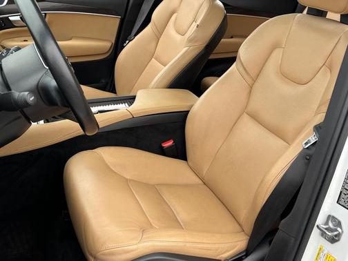 2017 Volvo XC90 T6 Momentum