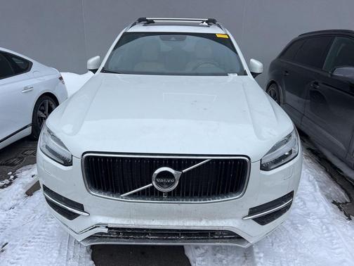 2017 Volvo XC90 T6 Momentum