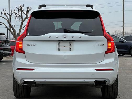 2017 Volvo XC90 T6 Momentum