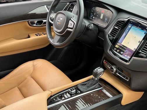 2017 Volvo XC90 T6 Momentum