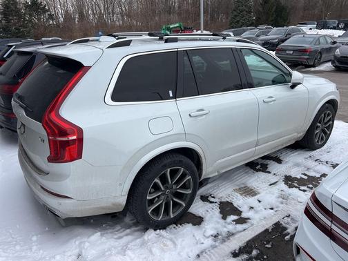 2017 Volvo XC90 T6 Momentum